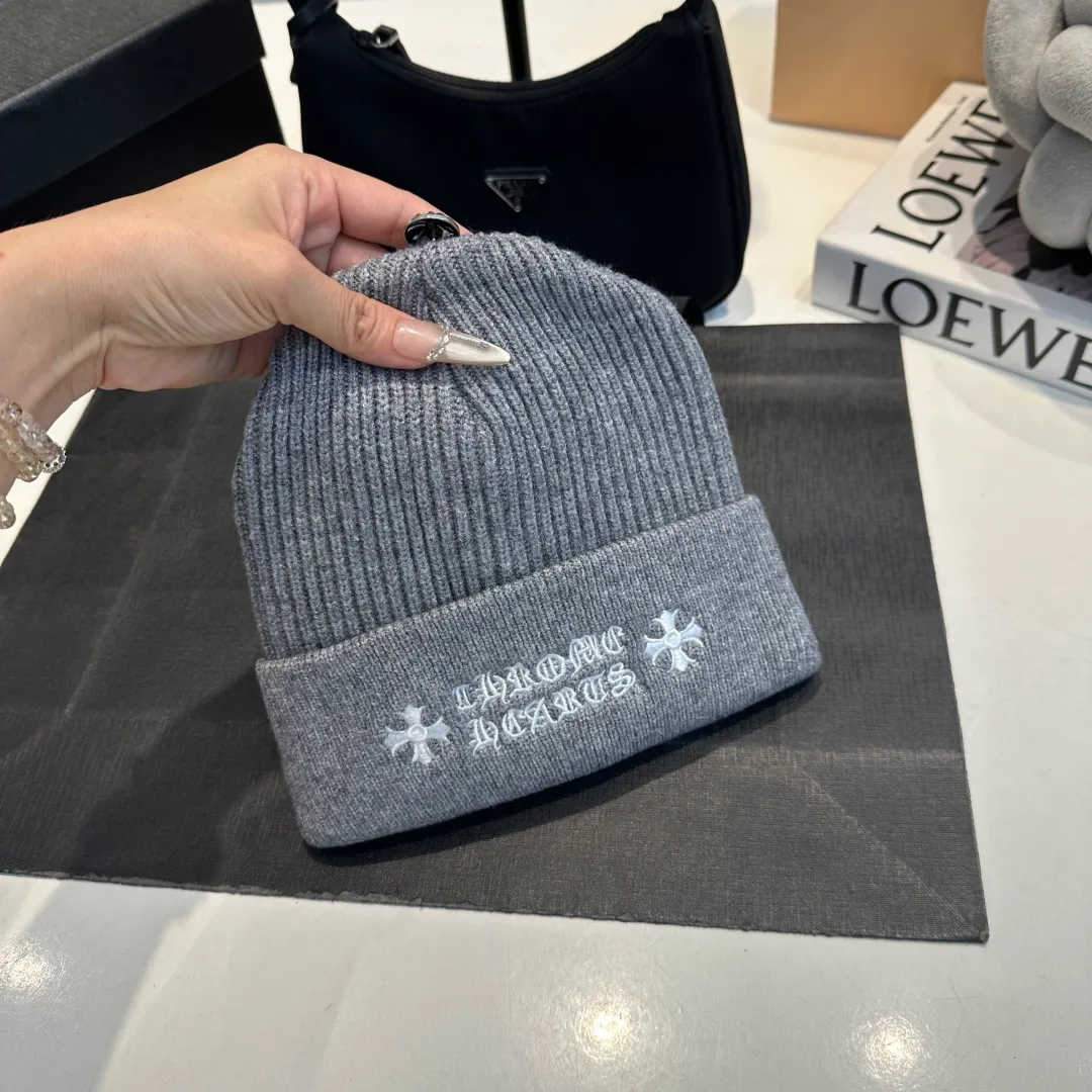 P46 Crow Heart Autumn and Winter Wool Knitted Beanie This must be a favorite of minimalism. It is clean, neat, fashionable and versatile, and will definitely not be picky about your face shape! A fashionable classic that lasts forever! Fashionable black and white can be purchased together!